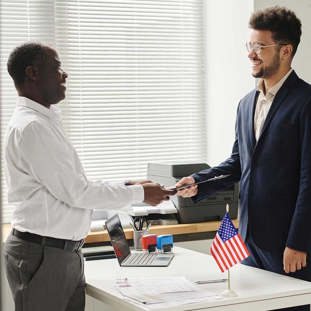 Profesional ayudando a un cliente con documentación de inmigración