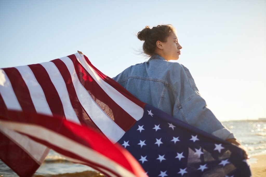Persona reflexionando sobre el sueño de vivir en Estados Unidos